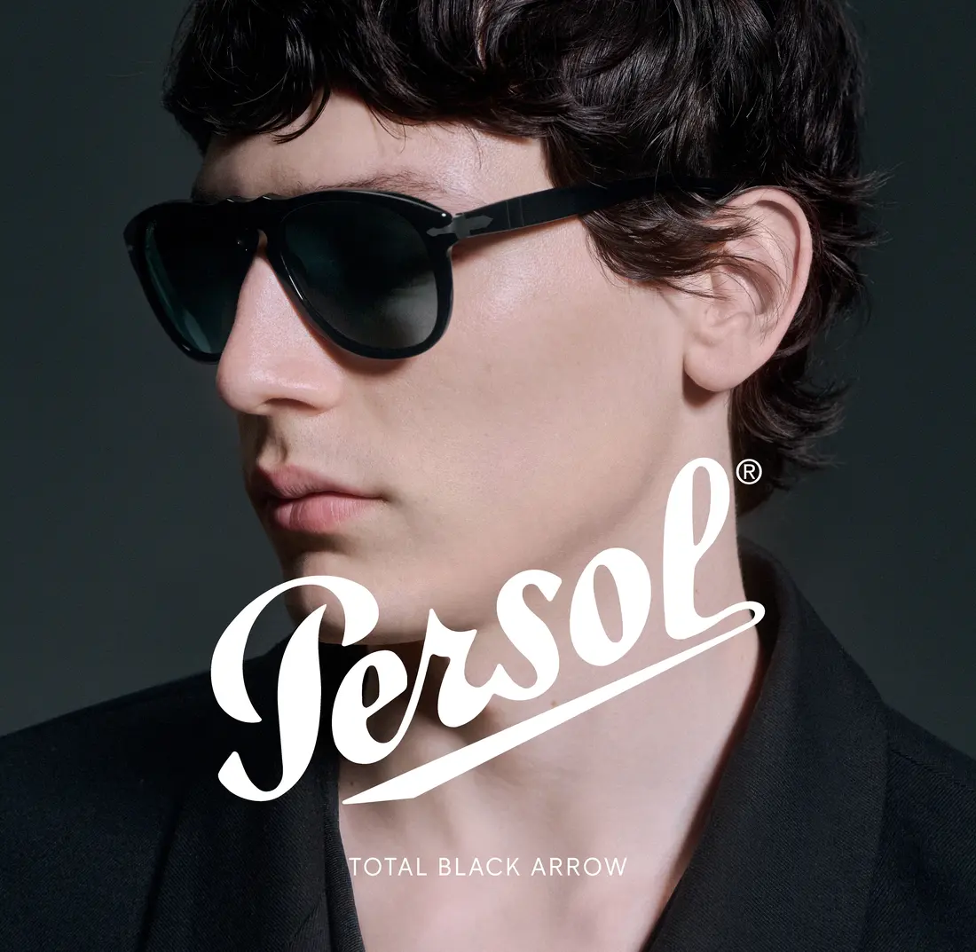 Μοντέλο φοράει το εικονικό Persol 649 με το χαρακτηριστικό βέλος